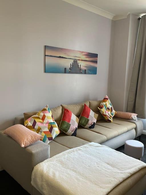 Spacious One Bedroom Flat, Entire Property. غرينوك المظهر الخارجي الصورة