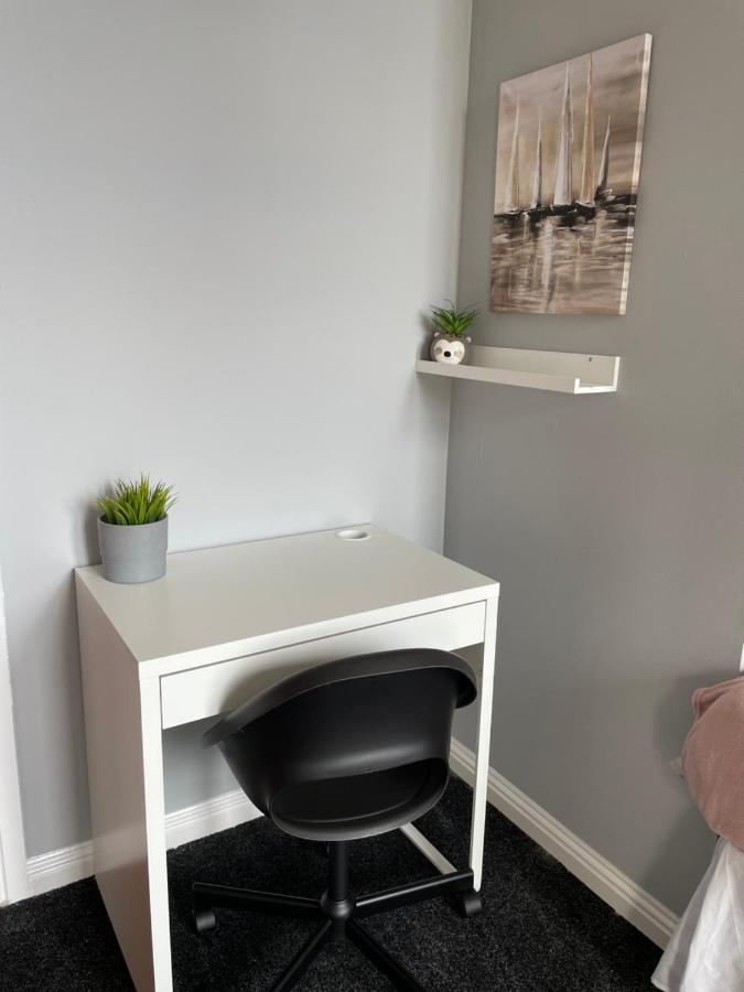 Spacious One Bedroom Flat, Entire Property. غرينوك المظهر الخارجي الصورة