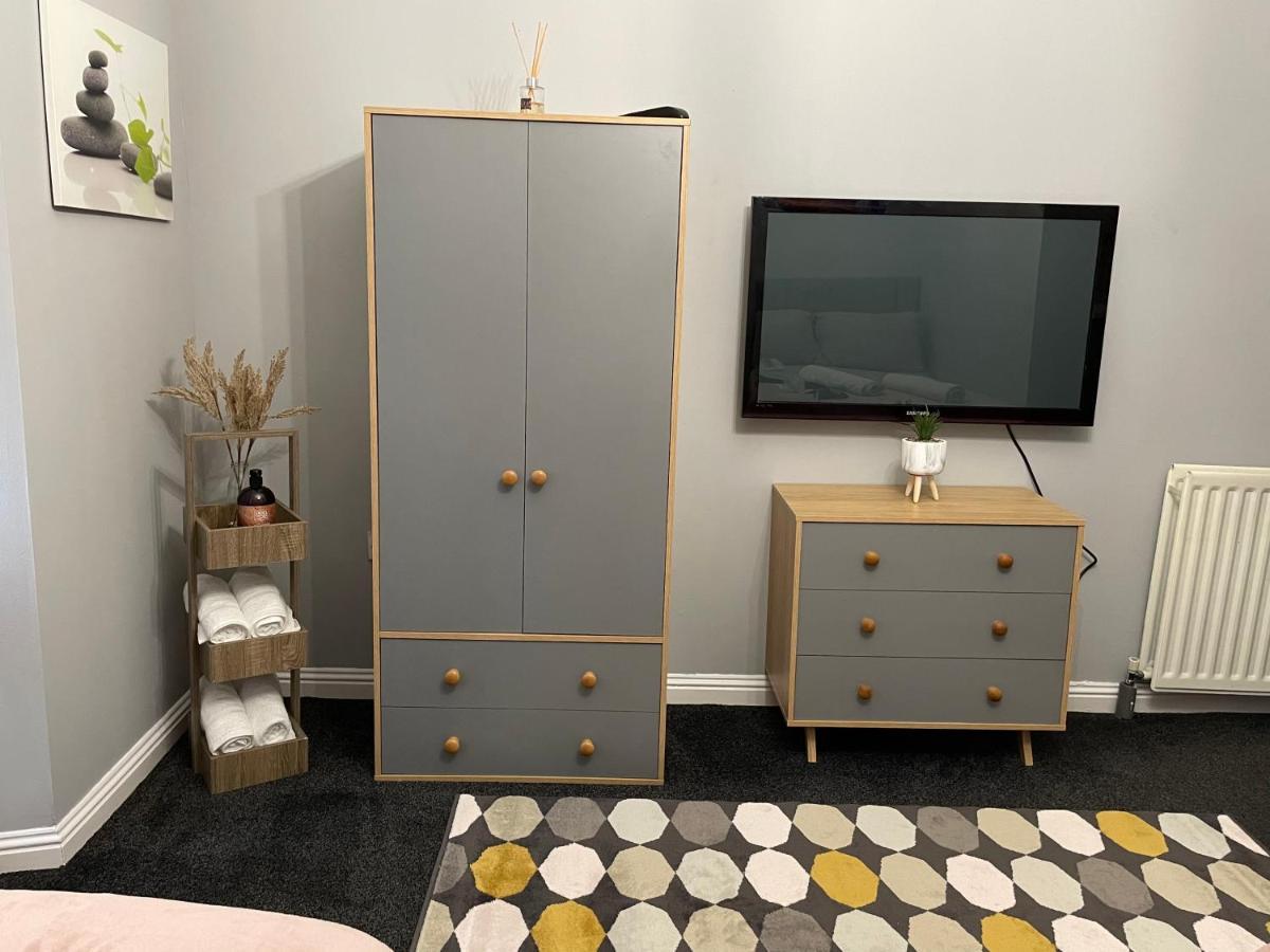 Spacious One Bedroom Flat, Entire Property. غرينوك المظهر الخارجي الصورة