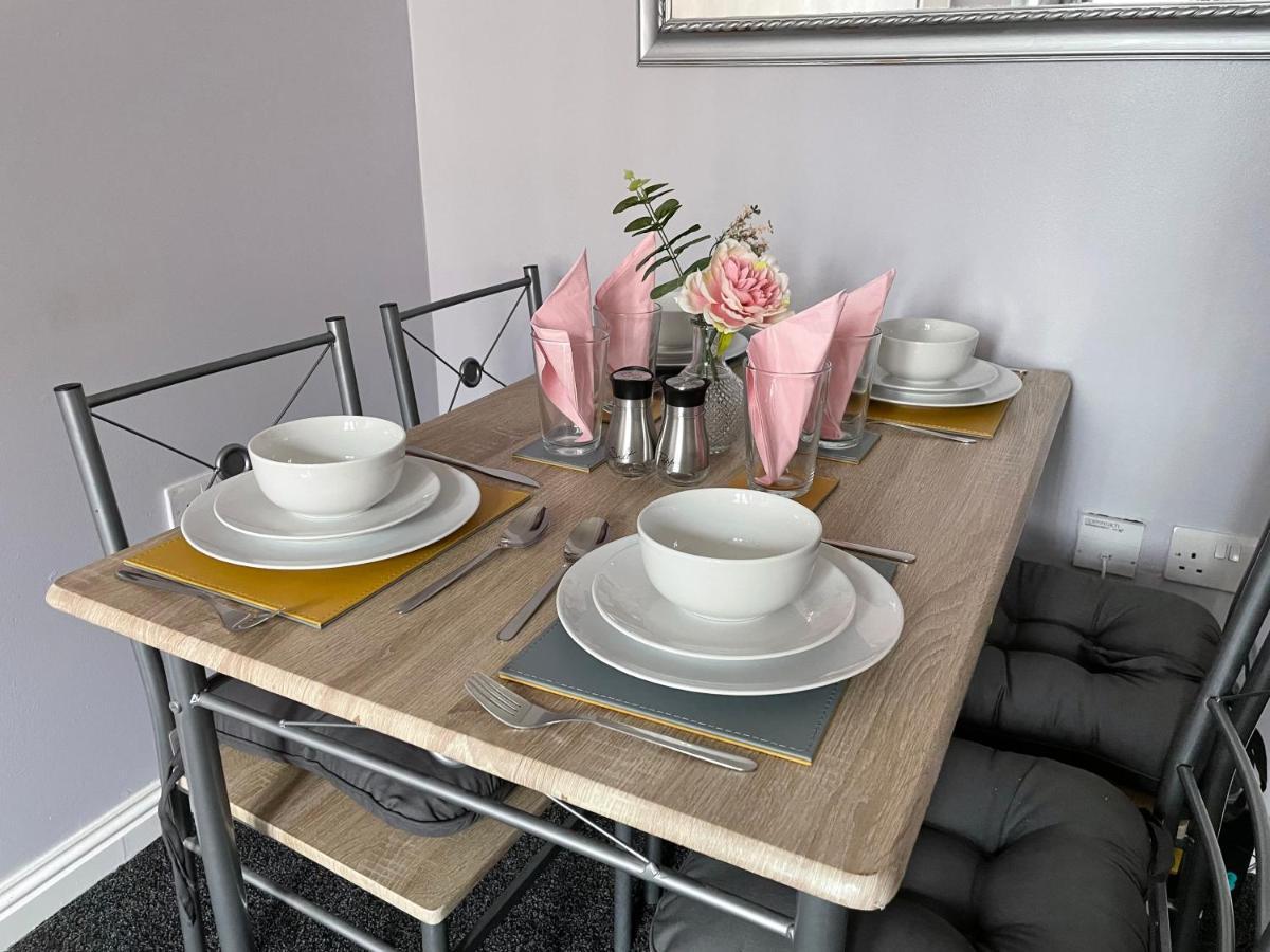 Spacious One Bedroom Flat, Entire Property. غرينوك المظهر الخارجي الصورة